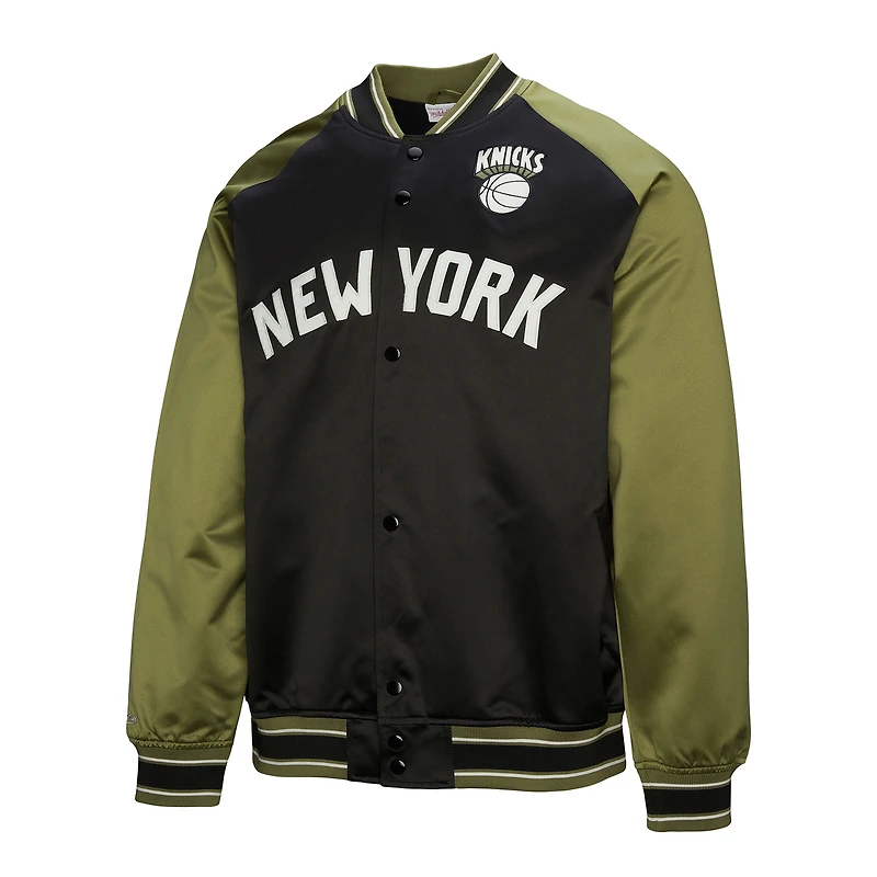 Veste Mitchell & Ness olive/noire New York Knicks Clutch Satin Raglan Full-Snap pour homme