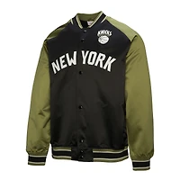 Veste Mitchell & Ness olive/noire New York Knicks Clutch Satin Raglan Full-Snap pour homme