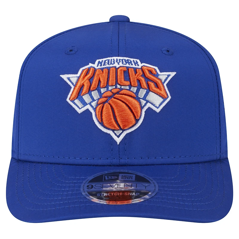 Casquette ajustable extensible New Era Adventure Perform 9SEVENTY bleue des New York Knicks pour homme