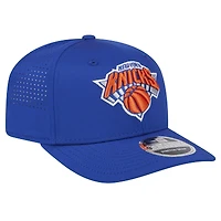 Casquette ajustable extensible New Era Adventure Perform 9SEVENTY bleue des New York Knicks pour homme