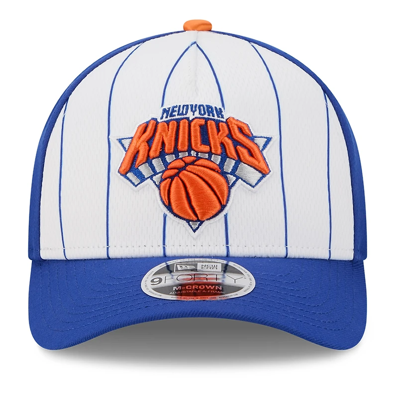 Casquette ajustable New Era blanche/bleue New York Knicks 2025 NBA Tip Off M-Crown A-Frame 9FORTY pour homme