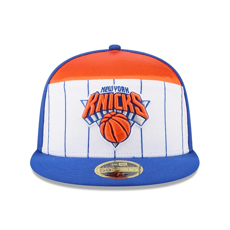 Casquette ajustée New Era 59FIFTY blanche/bleue pour homme, York Knicks, NBA 2025 Tip Off Split Panel