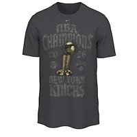T-shirt Nike Anthracite pour homme, édition limitée New York Knicks, champions des finales NBA 2026, vestiaire