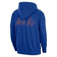 Sweat à capuche enfiler Courtside Versus Flight des New York Knicks de Nike pour homme, bleu chiné