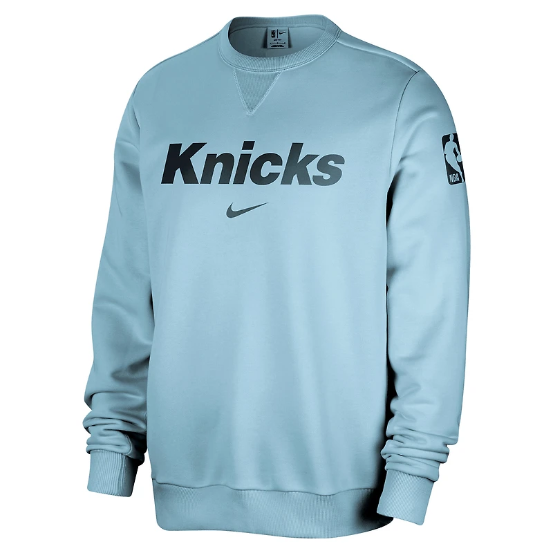 Sweat-shirt Nike Courtside Standard Issue Performance bleu clair New York Knicks pour homme