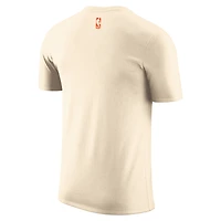 T-shirt Nike New York Knicks City Edition Remix Essential Logo pour homme, couleur naturelle.