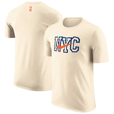 T-shirt Nike New York Knicks City Edition Remix Essential Logo pour homme, couleur naturelle.