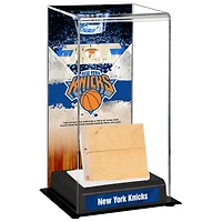 Vitrine haute sublimée des New York Knicks avec une image et un morceau du terrain utilisé lors des matchs du Madison Square Garden de 2014 à 2023
