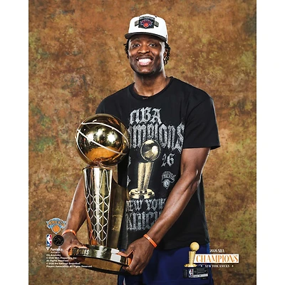 OG Anunoby, des New York Knicks, champions finales NBA 2026, pose avec le trophée de champion Larry O'Brien (photo).