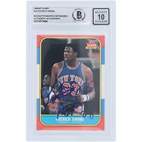 Patrick Ewing New York Knicks Autographié 1986 Fleer Série 1 #32 Beckett Fanatics Witnessed Authenticated 10 Rookie Card avec l'inscription "HOF 08"