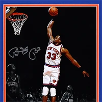Photo encadrée et autographiée de Patrick Ewing (New York Knicks), format 11 x 35,5 cm, le montrant en train de dunker contre les Philadelphia 76ers.