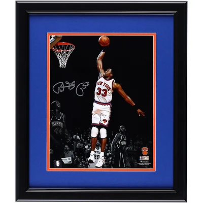 Photo encadrée et autographiée de Patrick Ewing (New York Knicks), format 11 x 35,5 cm, le montrant en train de dunker contre les Philadelphia 76ers.