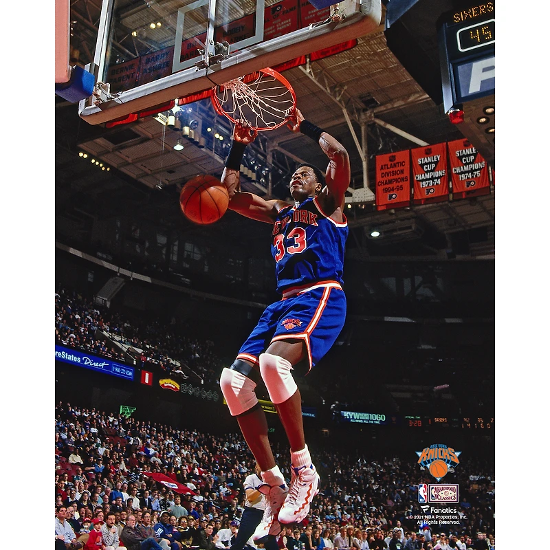 Photographie du dunk à deux mains de Patrick Ewing des New York Knicks en maillot bleu non signé contre les Philadelphia 76ers
