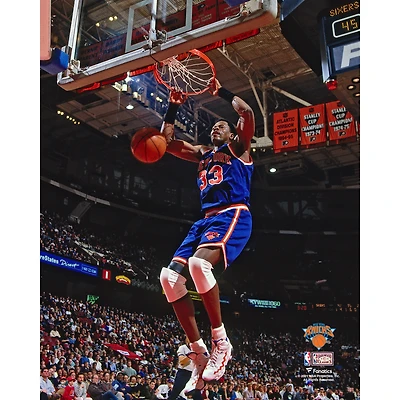 Photographie du dunk à deux mains de Patrick Ewing des New York Knicks en maillot bleu non signé contre les Philadelphia 76ers