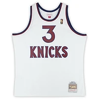 Maillot Swingman alternatif blanc autographié par Stephon Marbury des New York Knicks 2004-05 par Mitchell & Ness