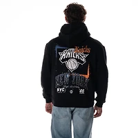 Sweat à capuche unisexe The Wild Collective noir New York Knicks imprimé éclaboussures