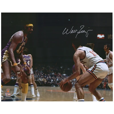 Photo dédicacée de Walt Frazier (New York Knicks) - 40 x 50 cm - Dribble contre Wilt Chamberlain
