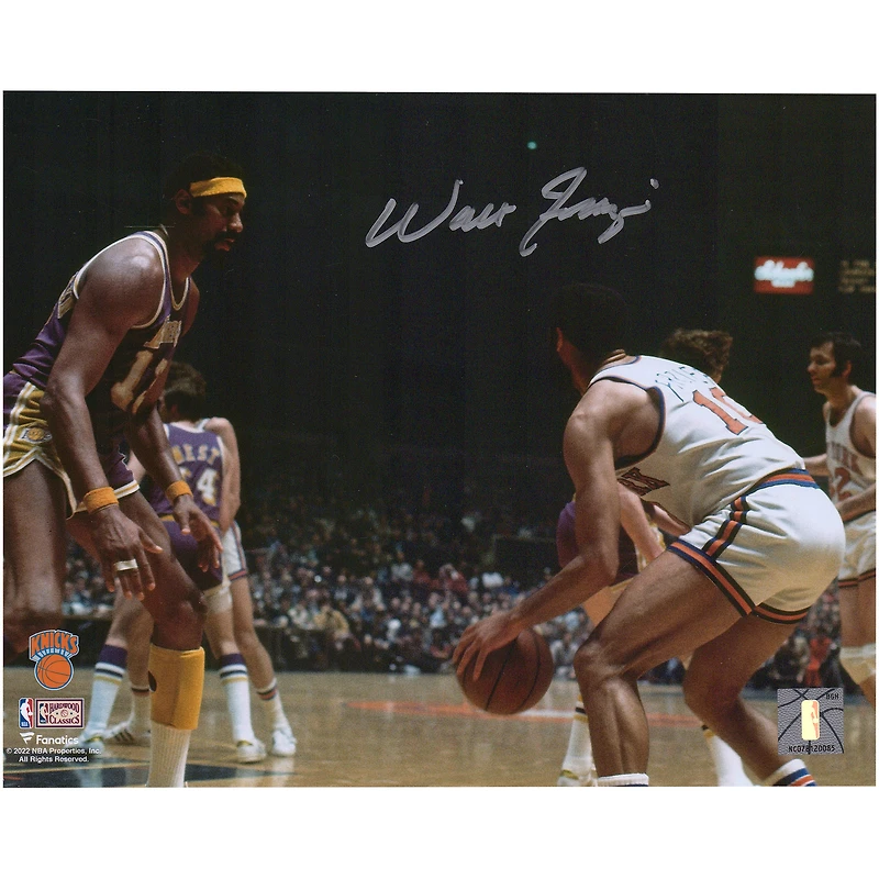Photographie autographiée de Walt Frazier des New York Knicks en train de dribbler contre Wilt Chamberlain