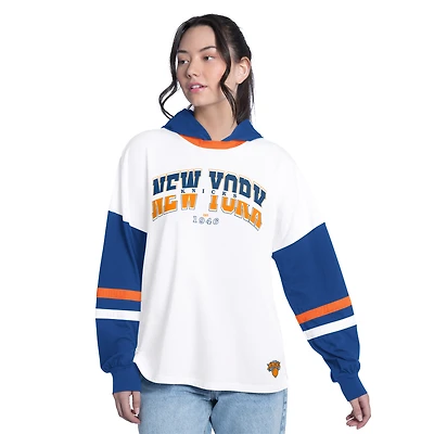 T-shirt à manches longues et capuche oversize G-III 4Her pour femme, par Carl Banks, blanc/bleu roi, New York Knicks, joueur clé