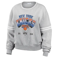 Sweat-shirt à col rond en polaire rayée grise New York Knicks de la marque WEAR by Erin Andrews pour femme