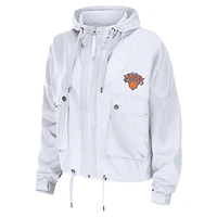 Veste coupe-vent courte zippée blanche des New York Knicks pour femme par Erin Andrews