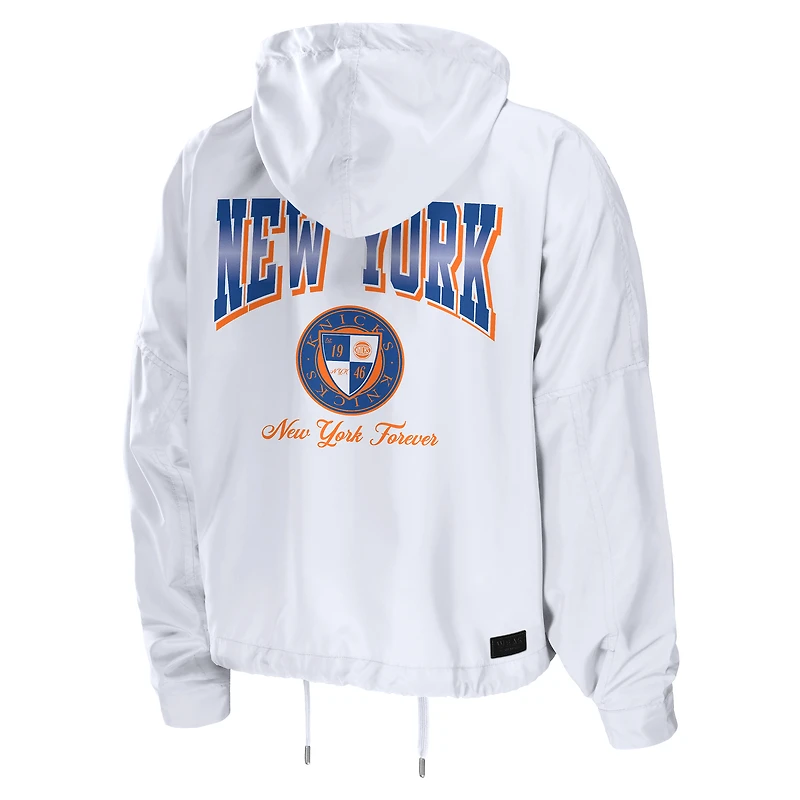 Veste coupe-vent courte zippée blanche des New York Knicks pour femme par Erin Andrews