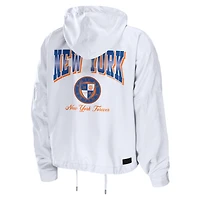 Veste coupe-vent courte zippée blanche des New York Knicks pour femme par Erin Andrews