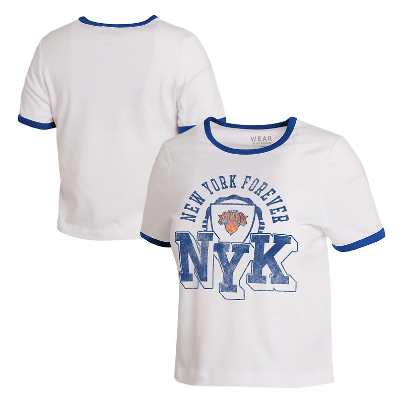 T-shirt court à col rond blanc New York Knicks pour femme, par Erin Andrews