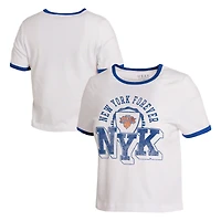 T-shirt court à col rond blanc New York Knicks pour femme, par Erin Andrews