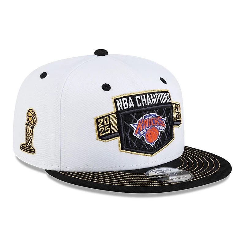 Casquette snapback New Era 9FIFTY blanche et noire pour jeunes, New York Knicks, champions NBA 2026, vestiaire des Knicks de New York.