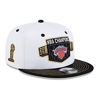 Casquette snapback New Era 9FIFTY blanche et noire pour jeunes, New York Knicks, champions NBA 2026, vestiaire des Knicks de New York.