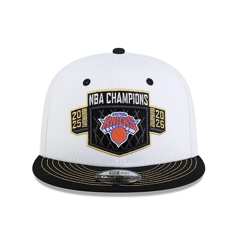 Casquette snapback New Era 9FIFTY blanche et noire pour jeunes, New York Knicks, champions NBA 2026, vestiaire des Knicks de New York.
