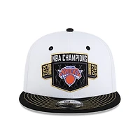 Casquette snapback New Era 9FIFTY blanche et noire pour jeunes, New York Knicks, champions NBA 2026, vestiaire des Knicks de New York.