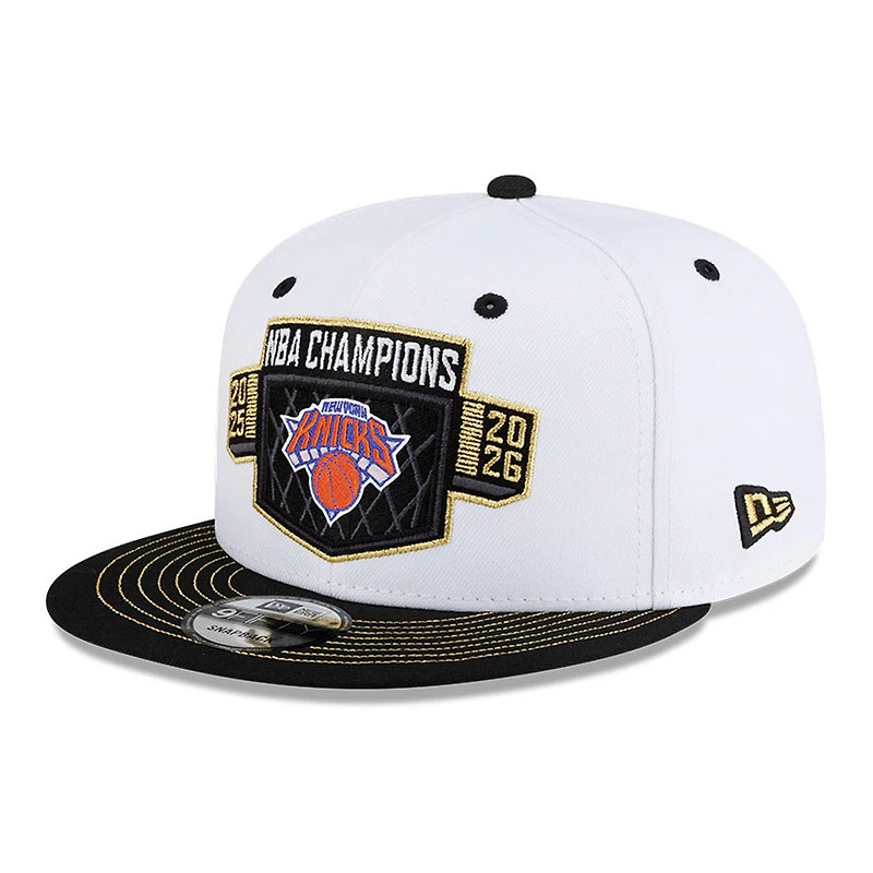 Casquette snapback New Era 9FIFTY blanche et noire pour jeunes, New York Knicks, champions NBA 2026, vestiaire des Knicks de New York.