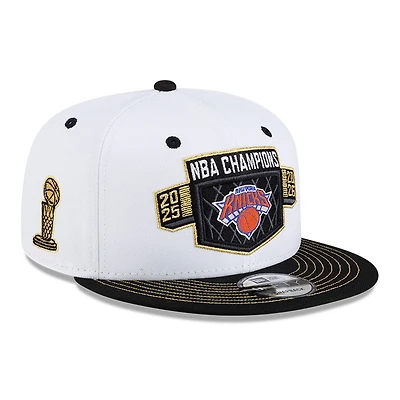 Casquette snapback New Era 9FIFTY blanche et noire pour jeunes, New York Knicks, champions NBA 2026, vestiaire des Knicks de New York.