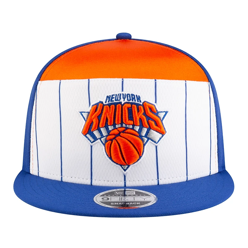 Casquette snapback New Era 9FIFTY blanche et bleue pour jeunes, New York Knicks, collection NBA 2025.