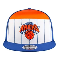 Casquette snapback New Era 9FIFTY blanche et bleue pour jeunes, New York Knicks, collection NBA 2025.