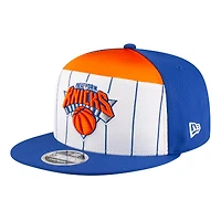 Casquette snapback New Era 9FIFTY blanche et bleue pour jeunes, New York Knicks, collection NBA 2025.