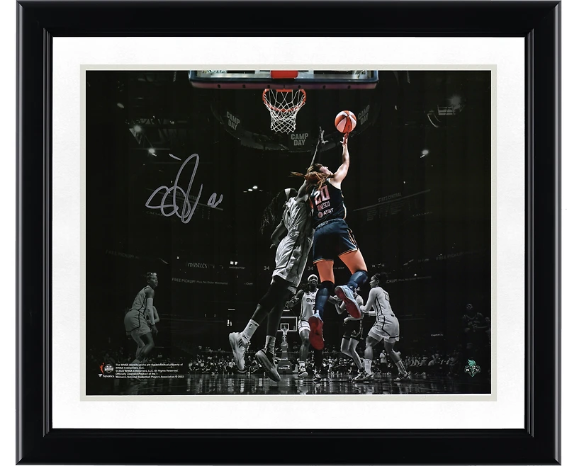 Photo dédicacée de Sabrina Ionescu (New York Liberty) - 11 x 14 pouces (28 x 35,5 cm) - Spotlight Reverse Layup