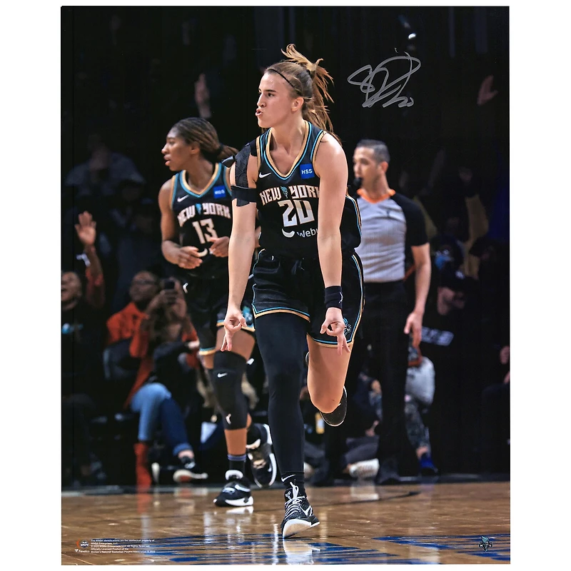 Sabrina Ionescu New York Liberty autographiée 16" x 20" célébrant en maillot noir