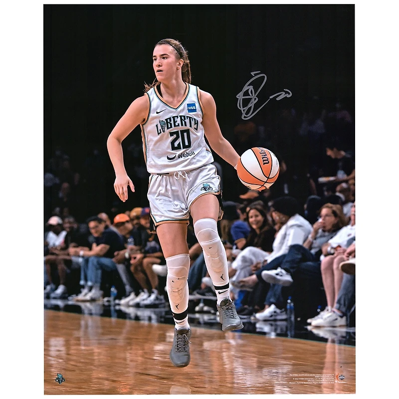 Photo dédicacée de Sabrina Ionescu (New York Liberty) en train de dribbler en maillot blanc (40 x 50 cm).