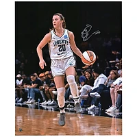 Photo dédicacée de Sabrina Ionescu (New York Liberty) en train de dribbler en maillot blanc (40 x 50 cm).