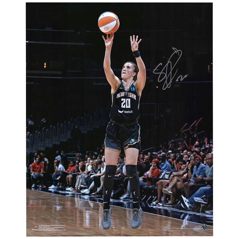 Photographie autographiée de Sabrina Ionescu, New York Liberty, prise de vue en maillot noir, 16" x 20"
