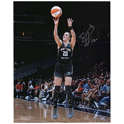 Photo dédicacée de Sabrina Ionescu (New York Liberty) en tenue de tir noire (40 x 50 cm).