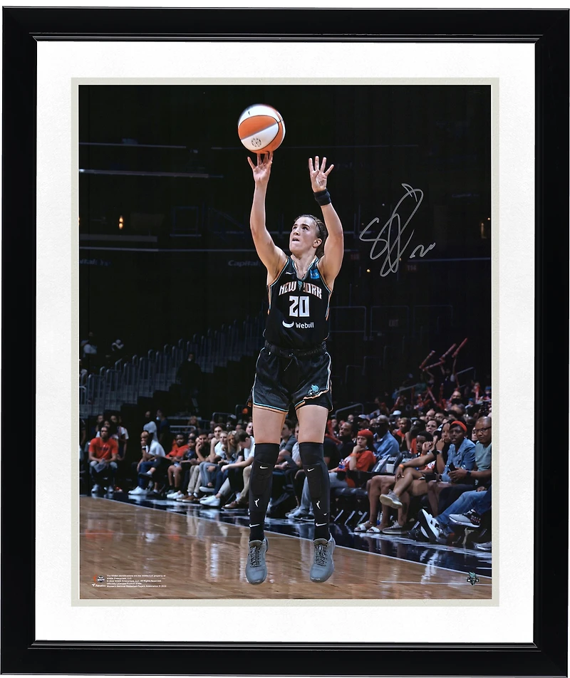Photo dédicacée de Sabrina Ionescu (New York Liberty) en tenue de tir noire (40 x 50 cm).