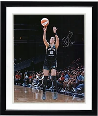 Photo dédicacée de Sabrina Ionescu (New York Liberty) en tenue de tir noire (40 x 50 cm).