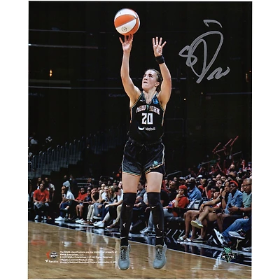 Photographie autographiée de Sabrina Ionescu lors d'une fusillade à New York Liberty, 8" x 10"