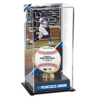 Vitrine de présentation des gants dorés des Mets de New York de Francisco Lindor avec image