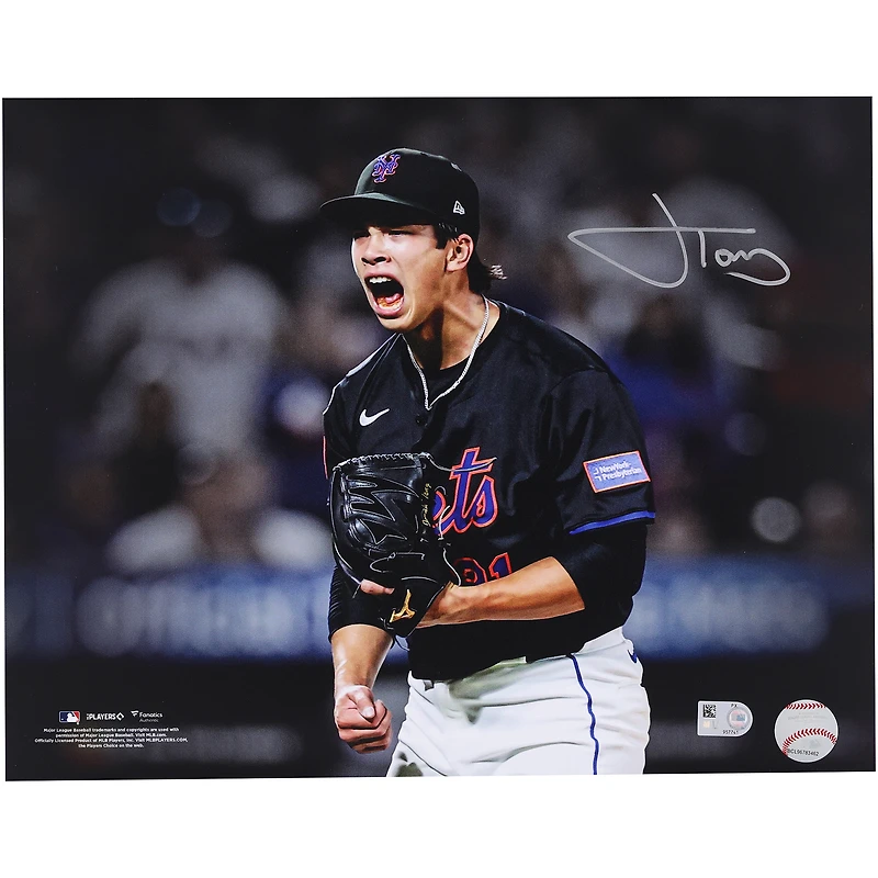 Photo dédicacée de Jonah Tong, joueur des Mets de New York, 11 x 35,5 cm, célébrant son retrait sur trois prises.