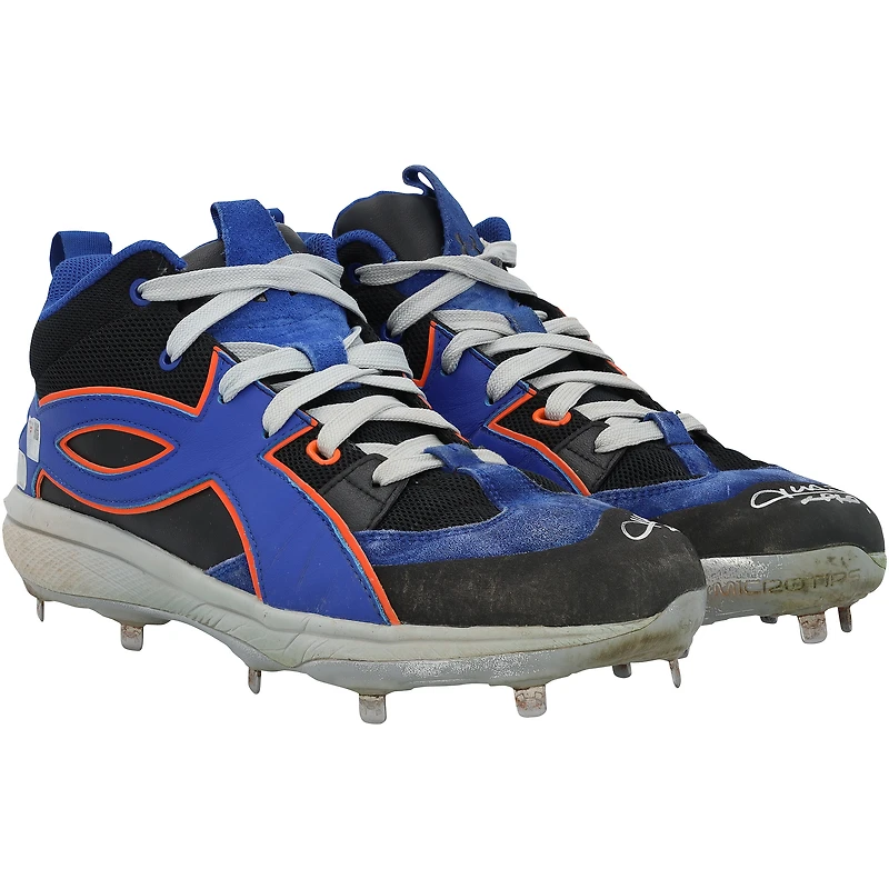 Crampons Under Armour noirs et bleus portés par Juan Soto (New York Mets) lors du match contre les Phillies de Philadelphie le 25 août 2025 (manches 1 et 2), et autographiés par lui.